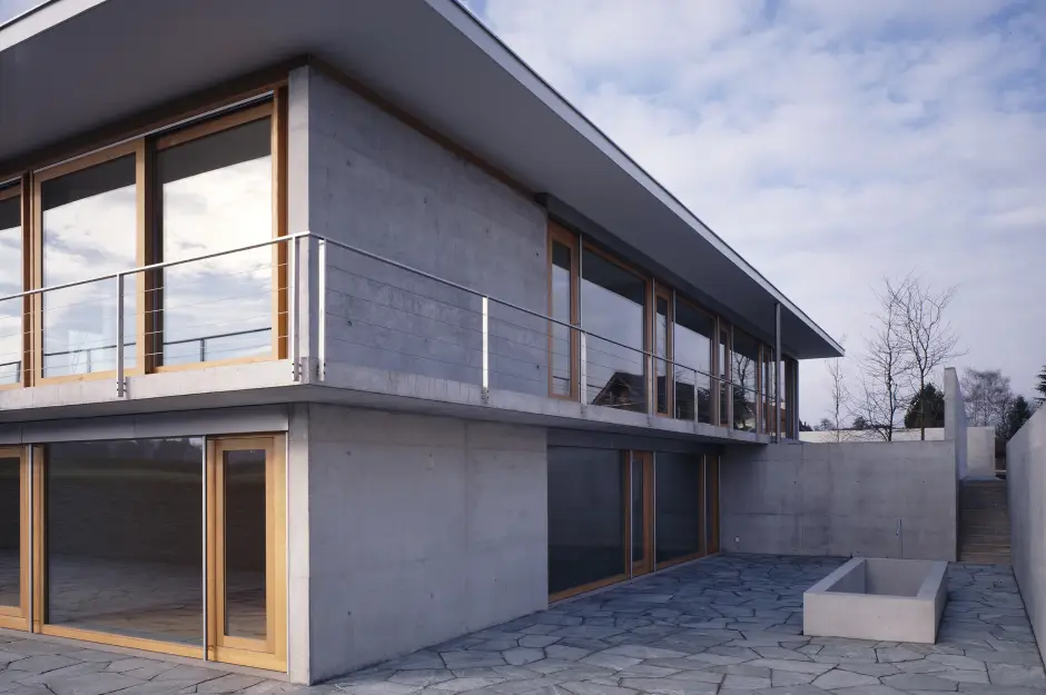 B16 Foto Aussen Gartenfassade Balkon 01