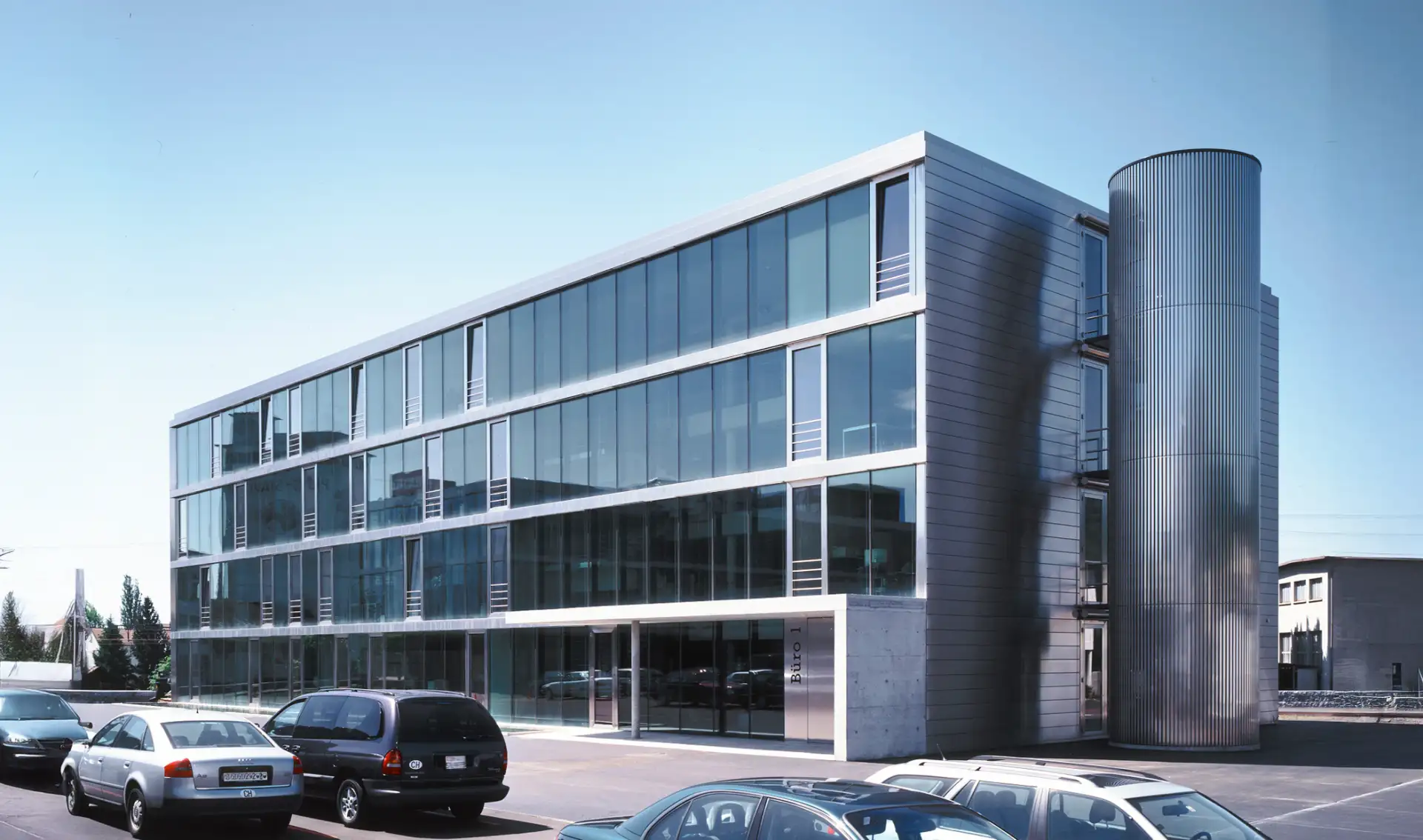 B34 Foto Aussen Fassade Eingang Fluchttreppe Header