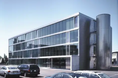 B34 Foto Aussen Fassade Eingang Fluchttreppe