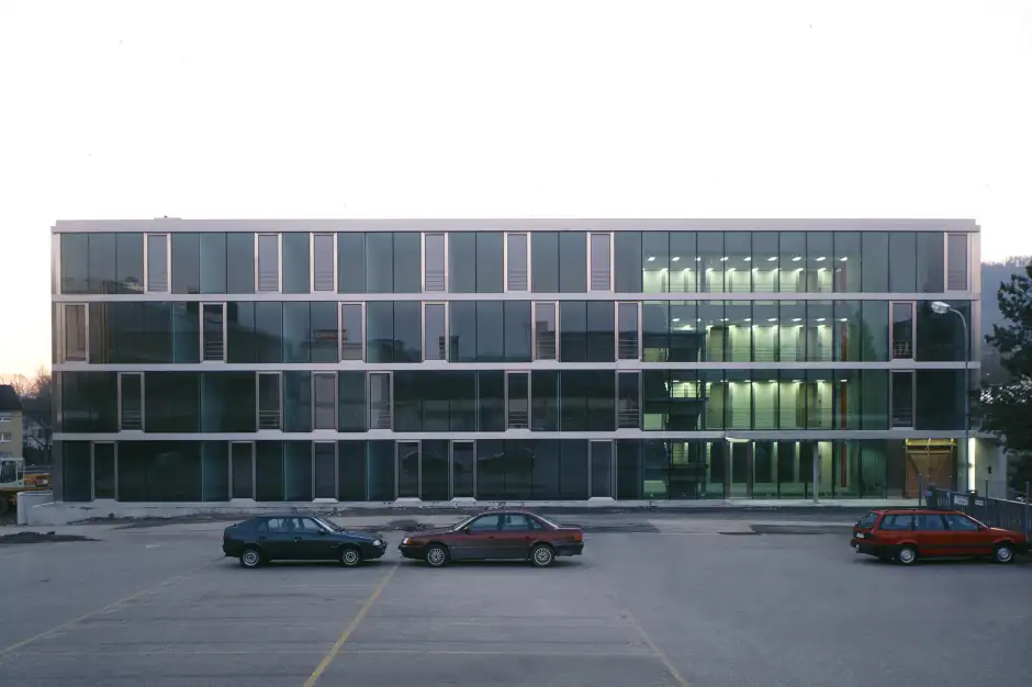 B34 Foto Aussen Fassade Eingang Frontal