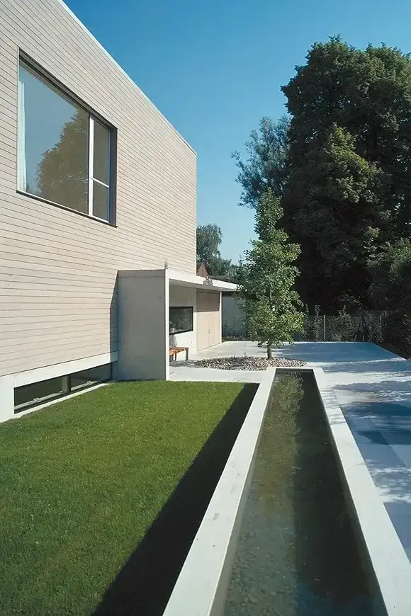 B50 Foto Aussen Ostfassade Eingang Wasser