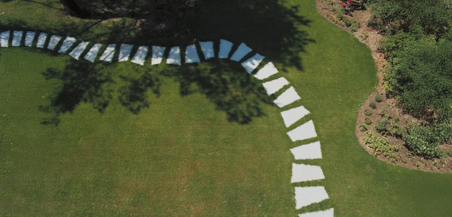 B50 Foto Aussen Gartenweg Header