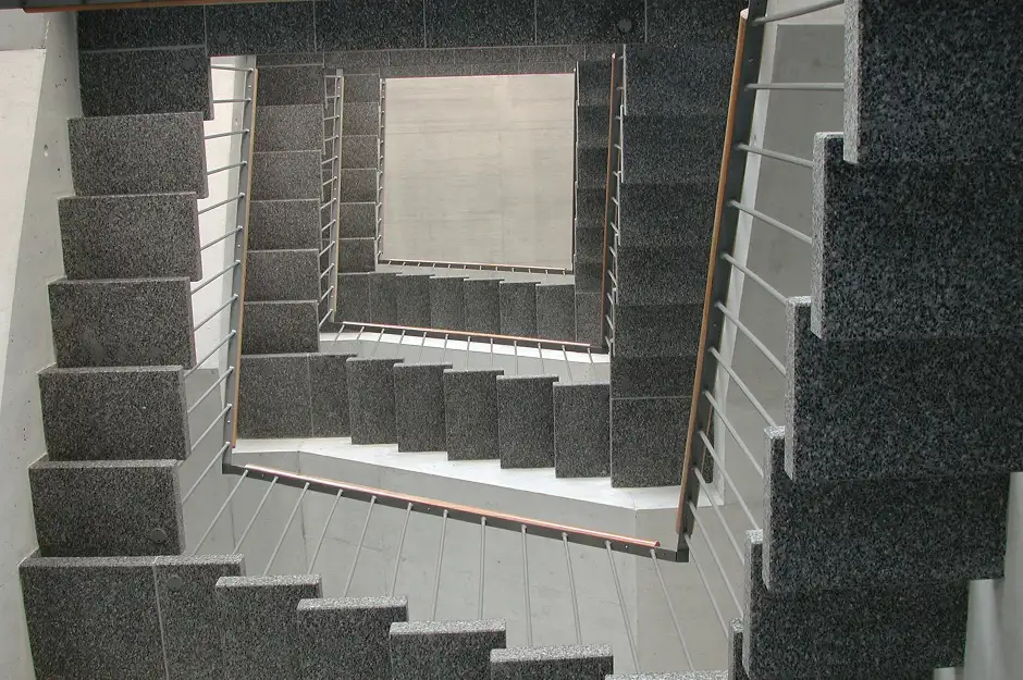 C12 Foto Innen Treppe 01