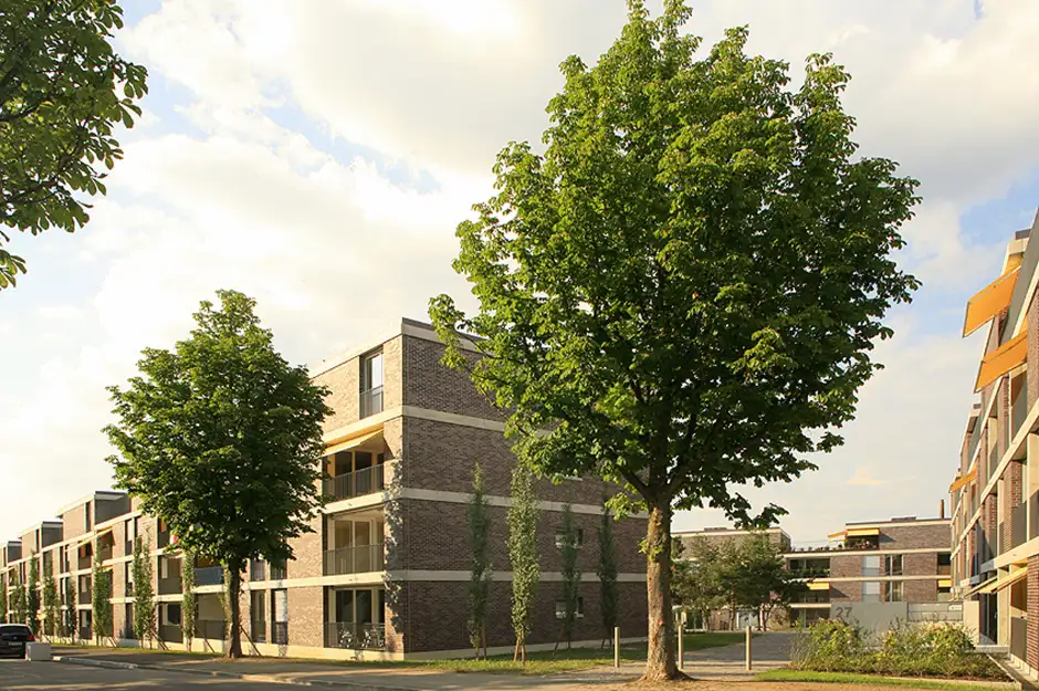 C40 Foto Aussen Strassenfassade 01