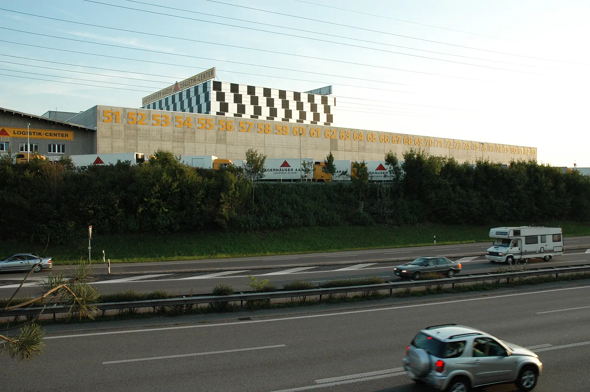 C77 Foto Aussen Nordfassade Autobahn