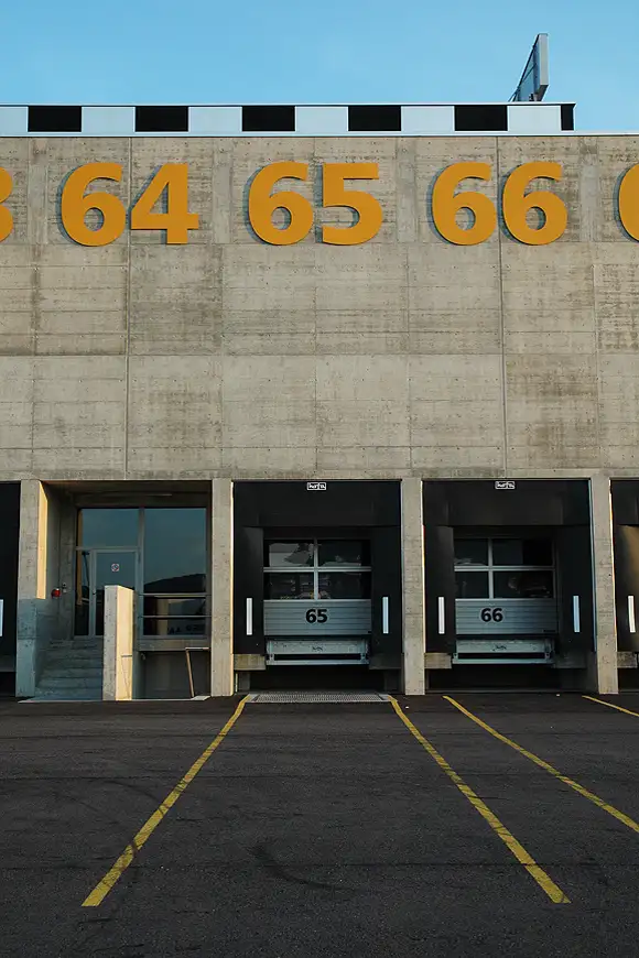 C77 Foto Aussen Anlieferung Logistik