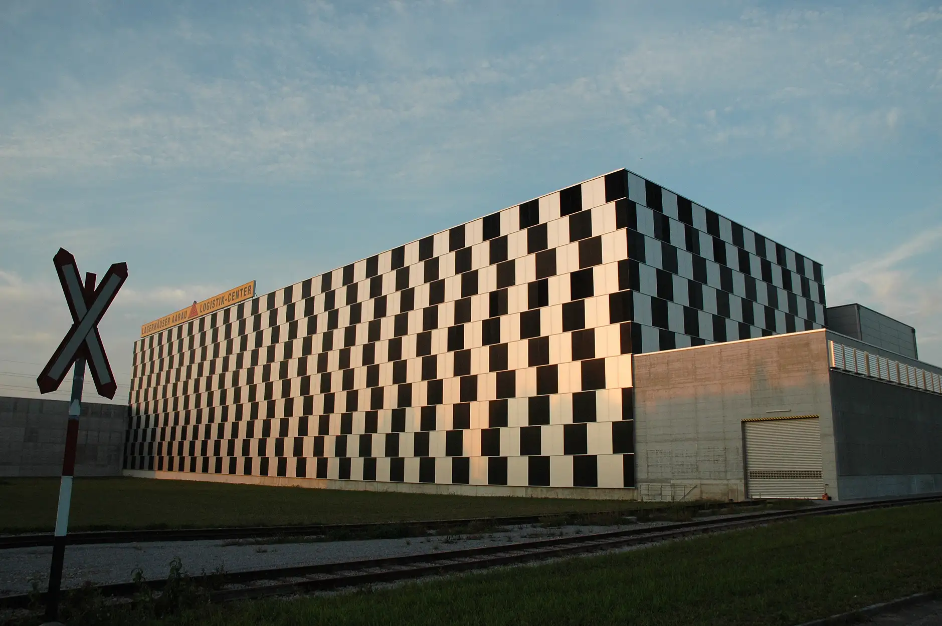 C77 Foto Aussen Südwest Gleise Dämmerung