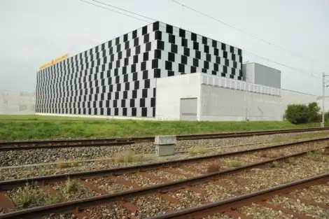 C77 Foto Aussen Südwest Gleise Tag