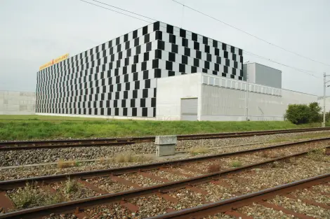 C77 Foto Aussen Südwest Gleise Tag