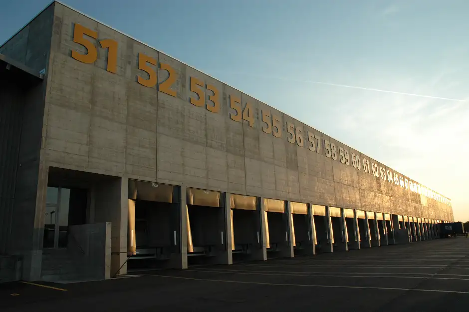 C77 Foto Aussen Anlieferung