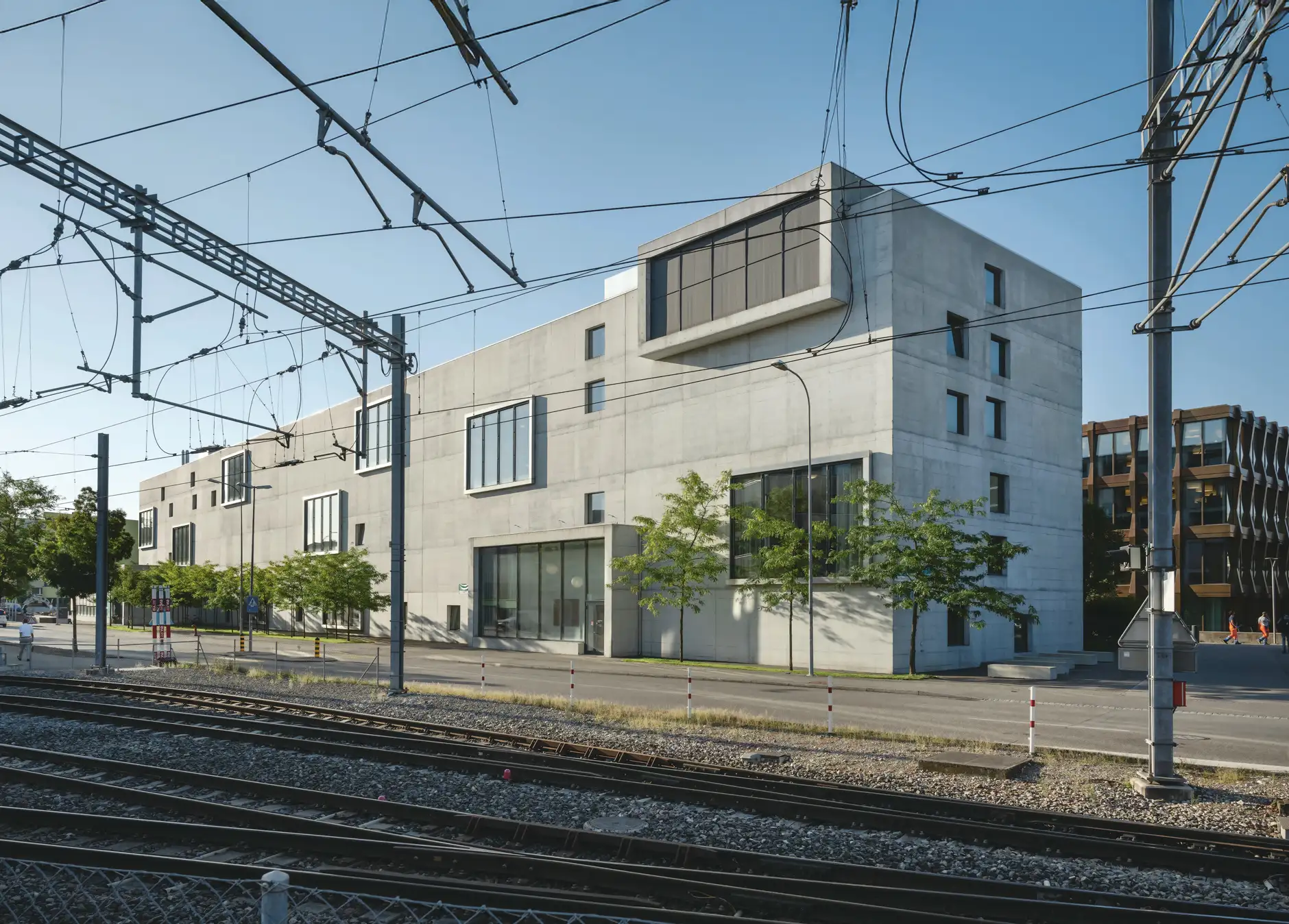 D13 Foto Aussen Strassenfassade 01 Header