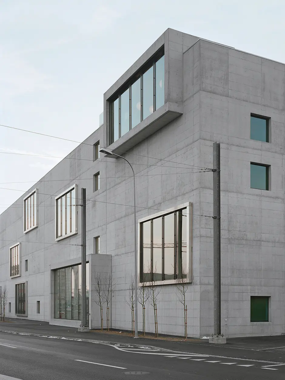 D13 Foto Aussen Strassenfassade 03