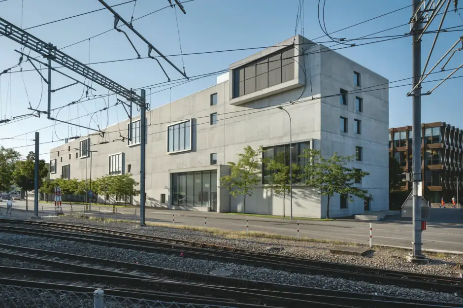 D13 Foto Aussen Strassenfassade 01