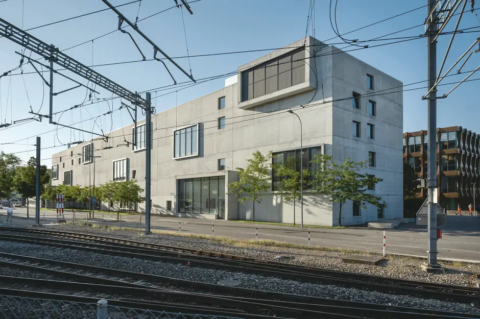 D13 Foto Aussen Strassenfassade 01