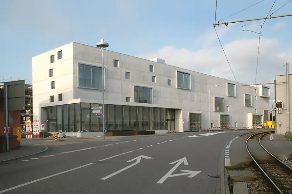 D13 Foto Aussen Strassenfassade 02