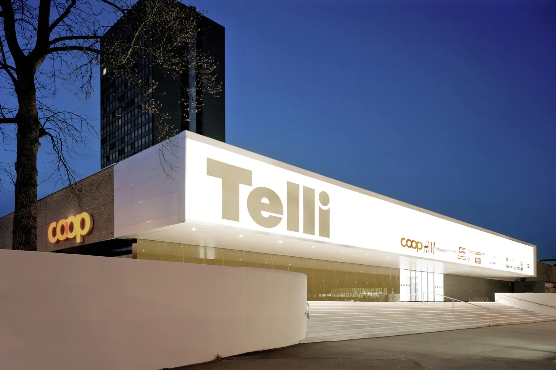 D24 Foto Aussen Haupteingang Süd 02