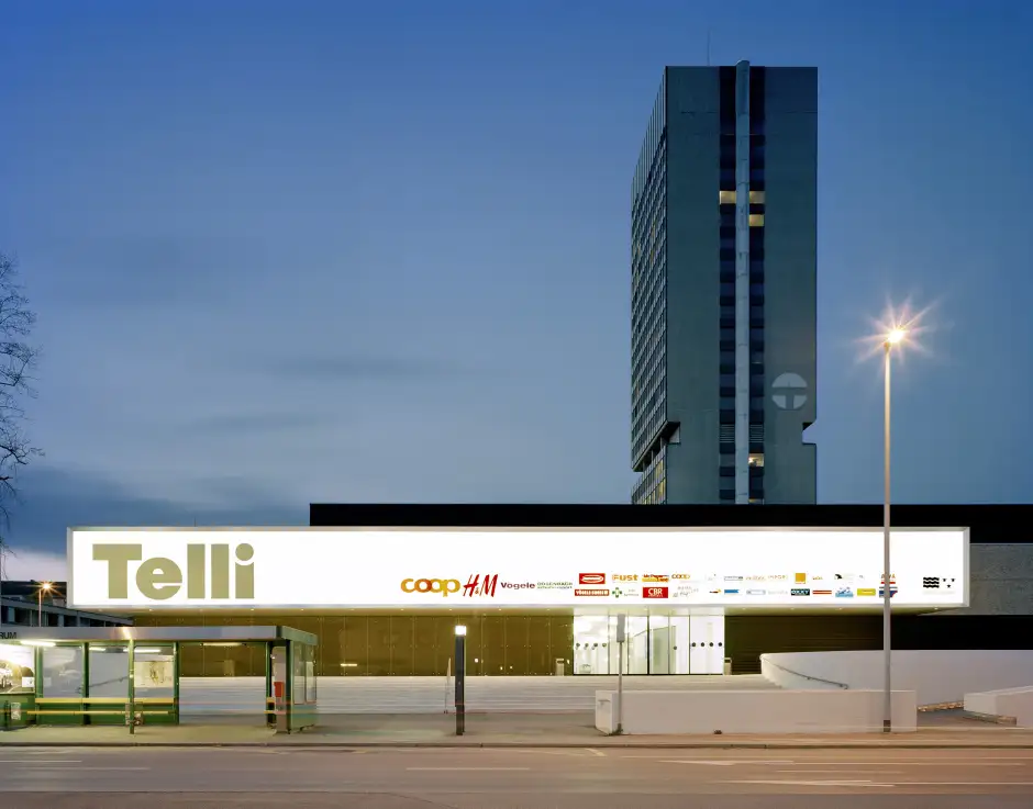 D24 Foto Aussen Haupteingang Süd Frontal