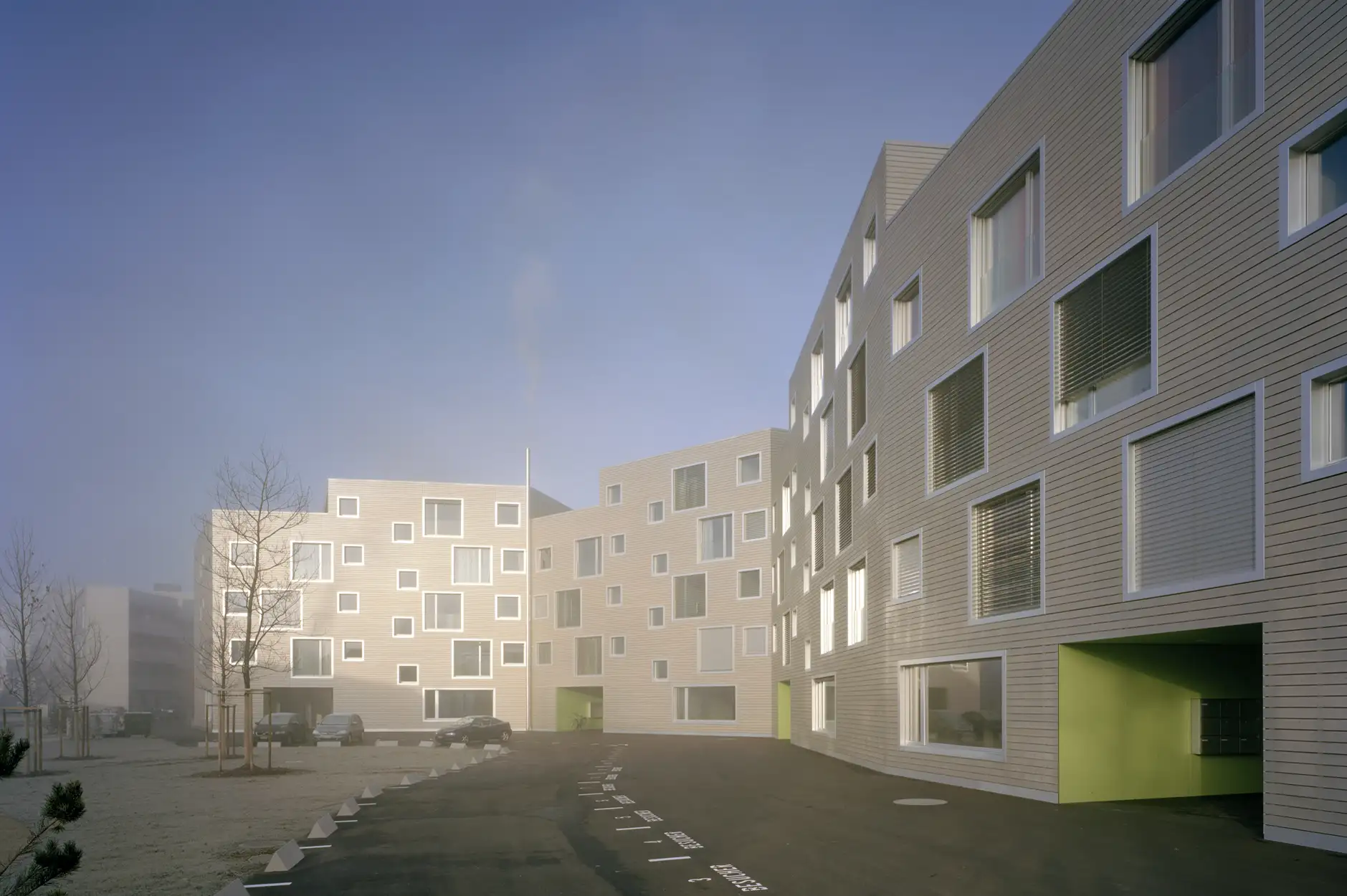 D25 Foto Aussen Südfassade Eingänge 02