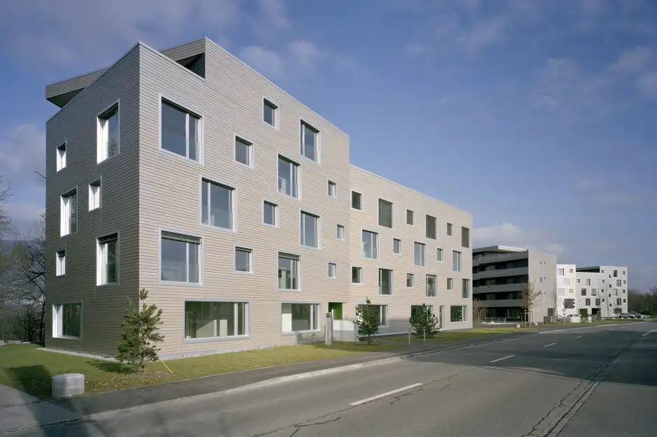 D25 Foto Aussen Südfassade Strasse 02