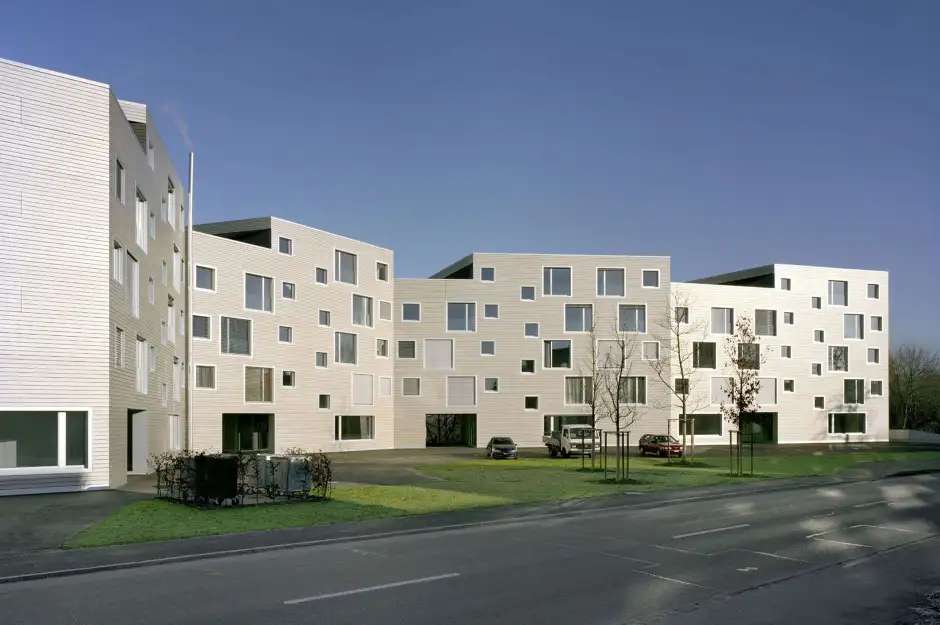 D25 Foto Aussen Südfassade Strasse 01