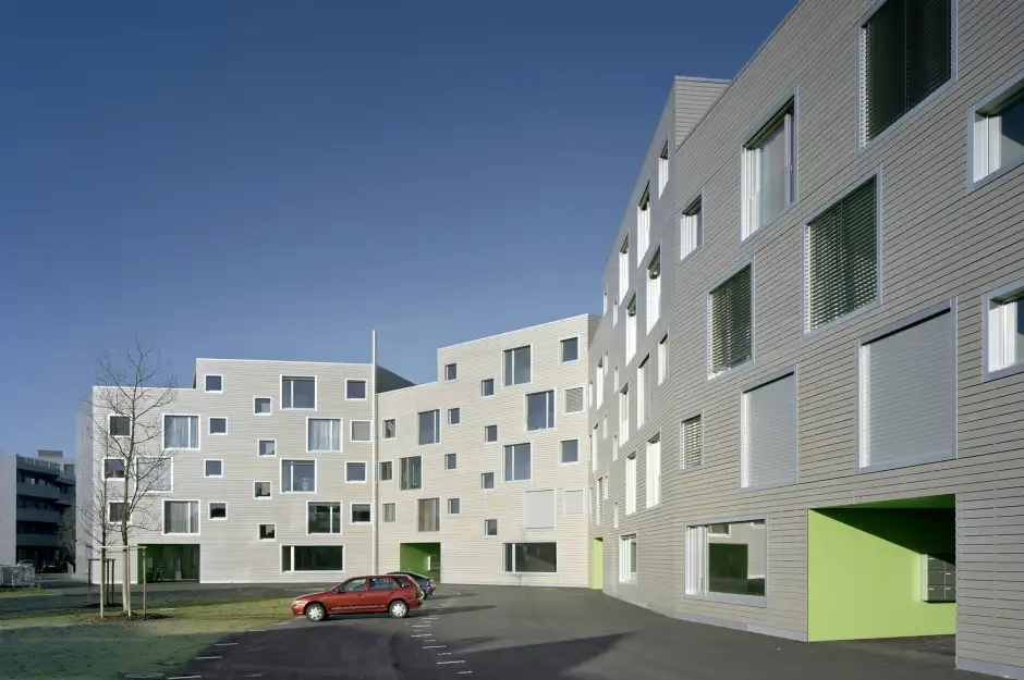 D25 Foto Aussen Südfassade Eingänge 01