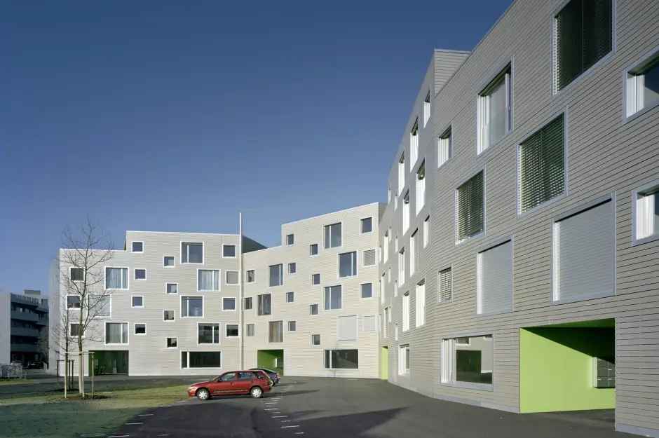 D25 Foto Aussen Südfassade Eingänge 01