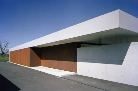 D47 Foto Aussen Fassade Ost Eingang 01