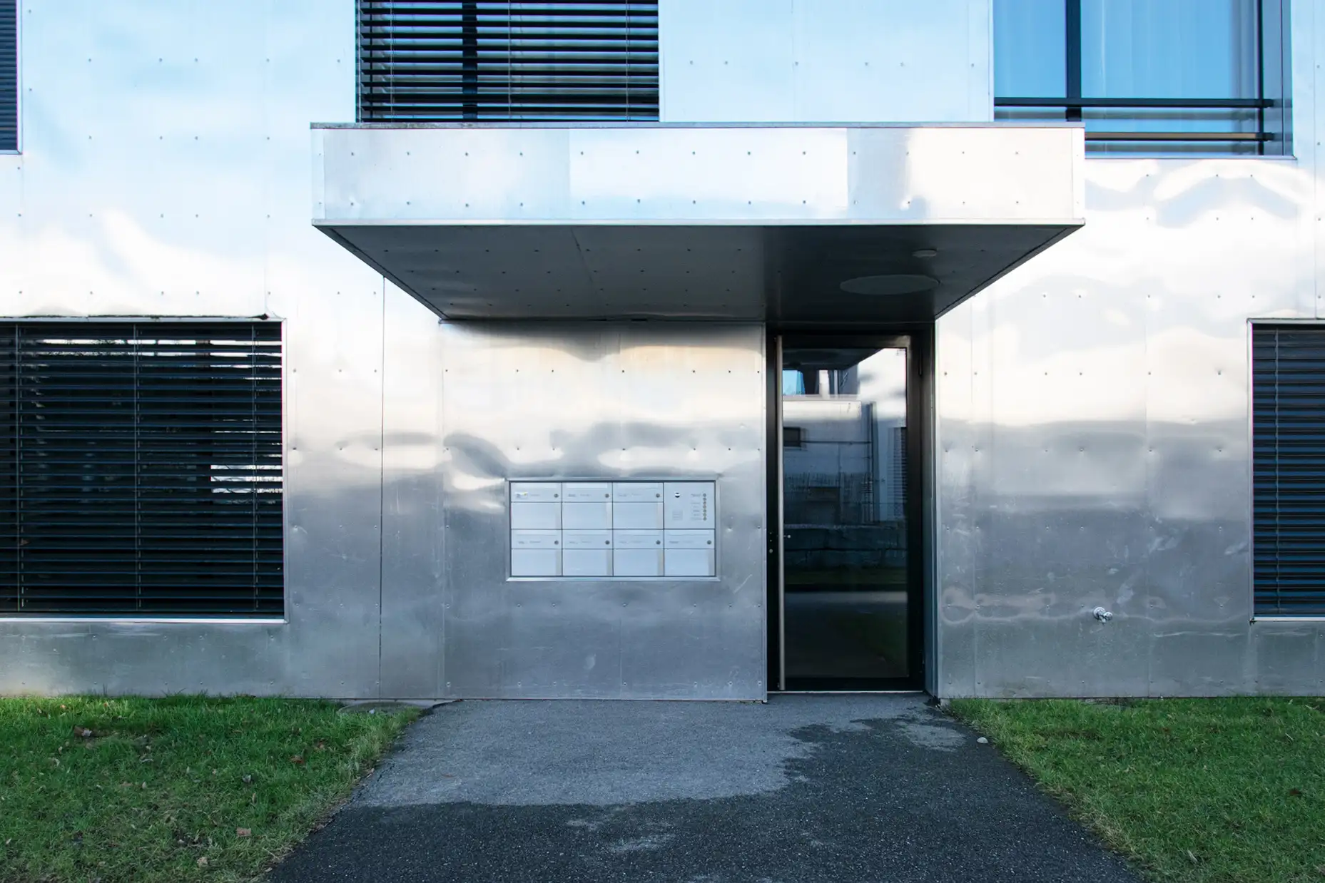 D51 Foto Aussen Nordfassade Eingang 03