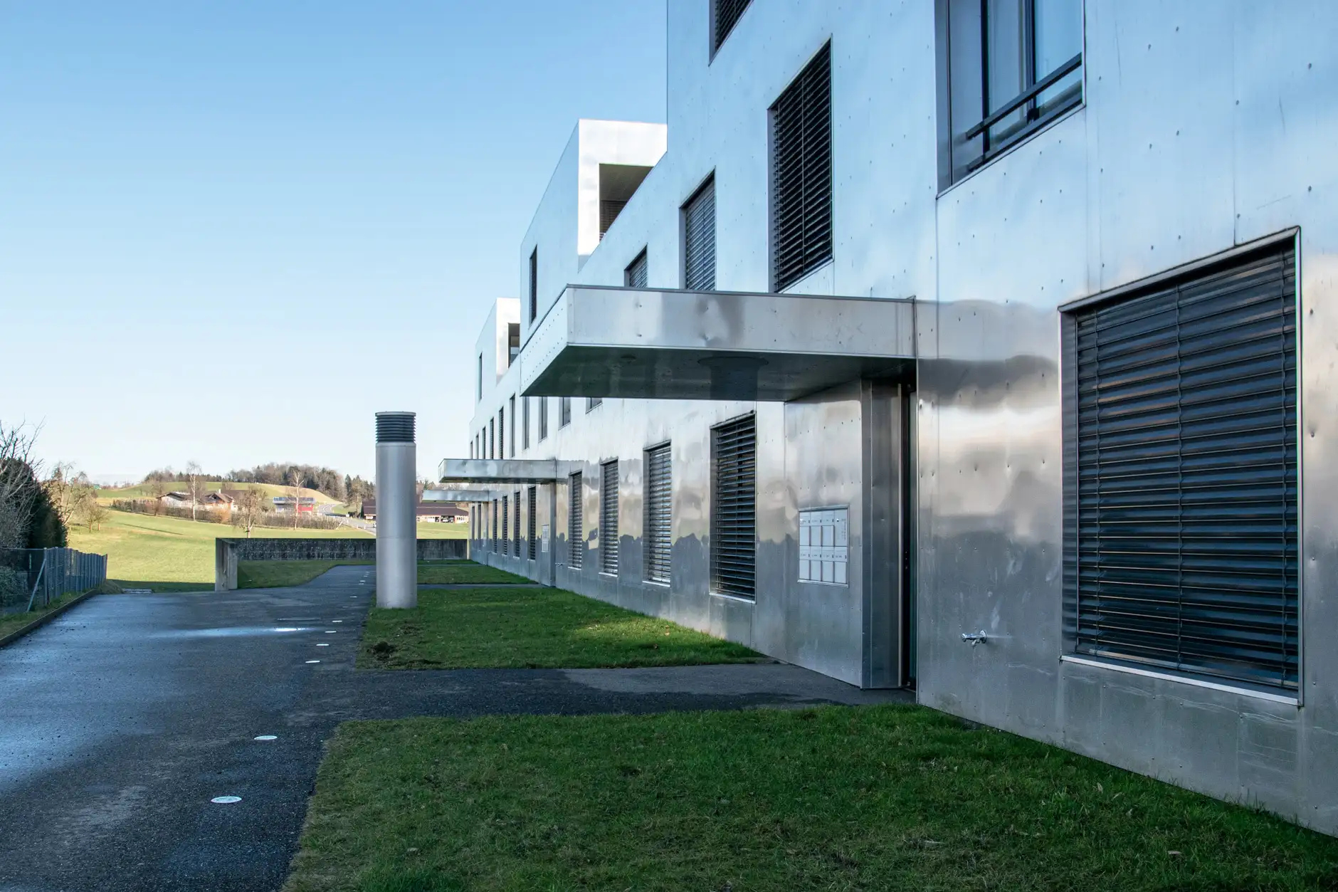 D51 Foto Aussen Nordfassade Eingang 04