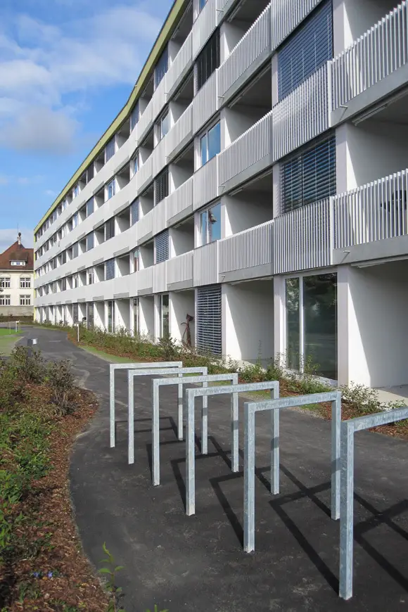D60 Foto Aussen Südfassade Balkone Veloständer