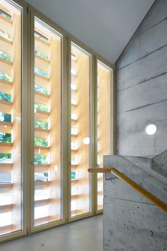 D77 Foto Innen Treppenhaus 01