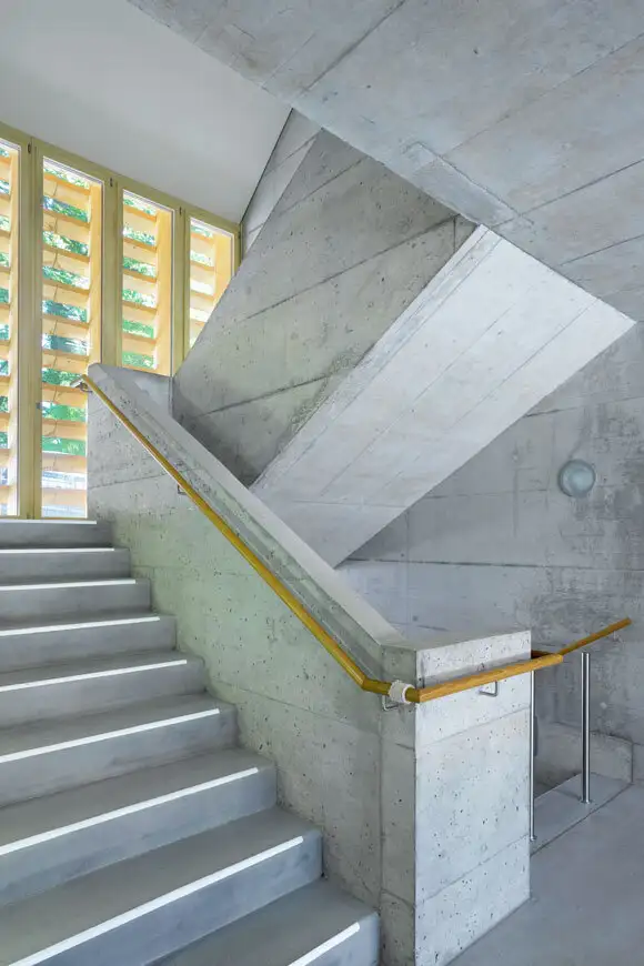 D77 Foto Innen Treppenhaus 02