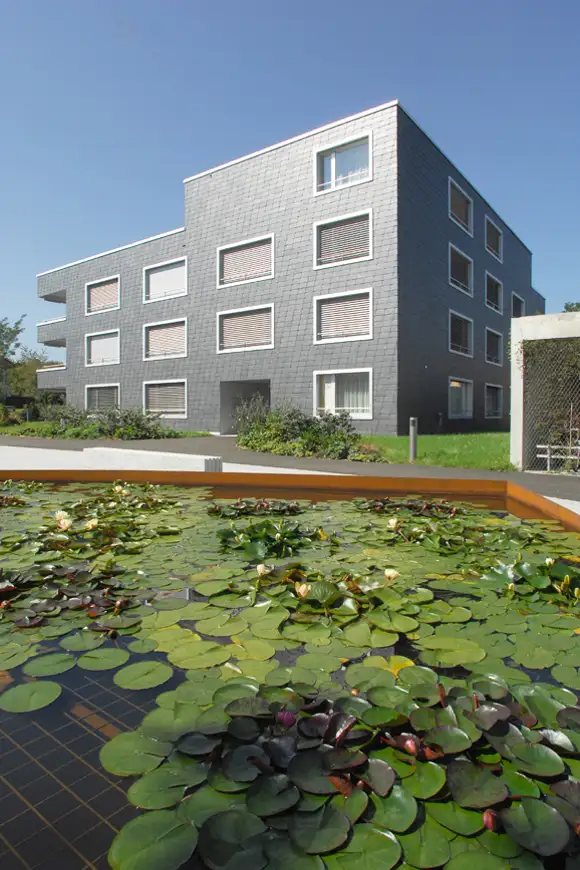 D98 Foto Aussen Innenhoffassade Eck Wasserbecken