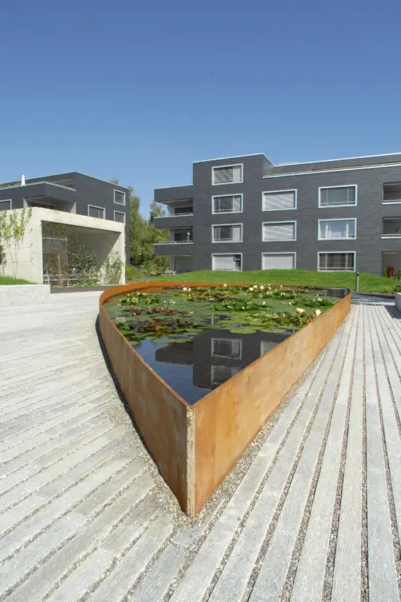 D98 Foto Aussen Innenhof Wasserbecken