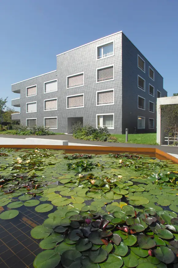 D98 Foto Aussen Innenhoffassade Eck Wasserbecken