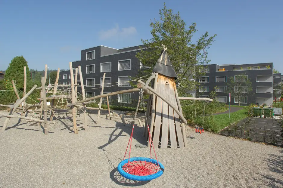 D98 Foto Aussen Südostfassade Spielplatz