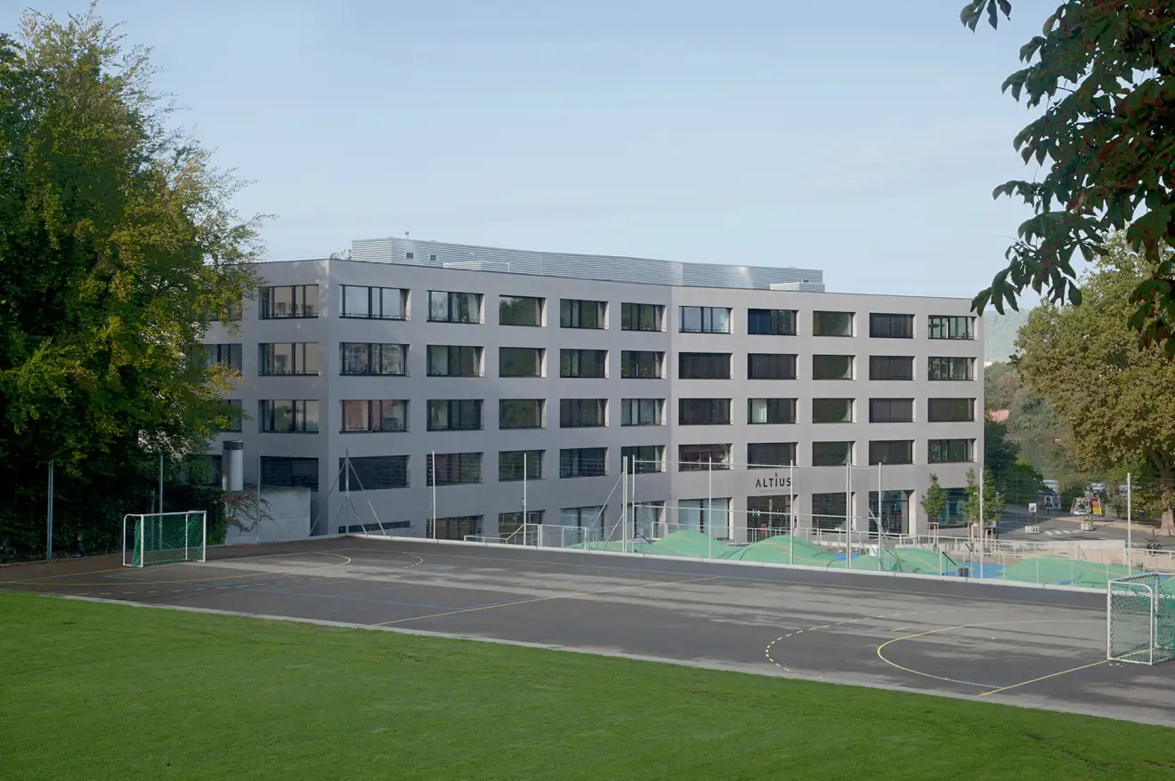 E01 B Foto Aussen Sportplatz 01