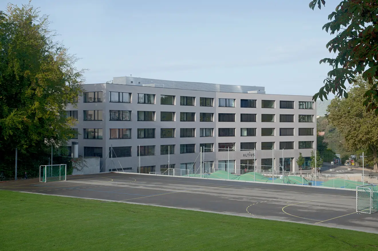 E01 B Foto Aussen Sportplatz 01