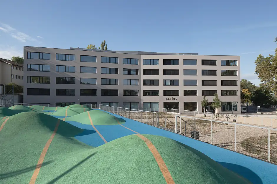 E01 B Foto Aussen Sportplatz 02