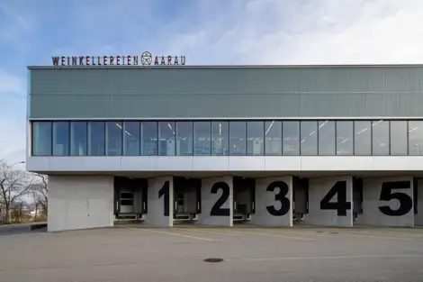 E03 Foto Aussen Westfassade Andockstellen 01