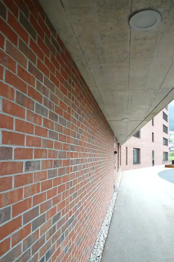 E05 A Foto Aussen Nordostfassade Vordach