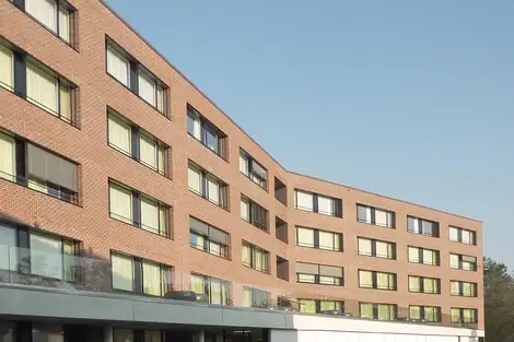 E05 A Foto Aussen Südwestfassade Vordach