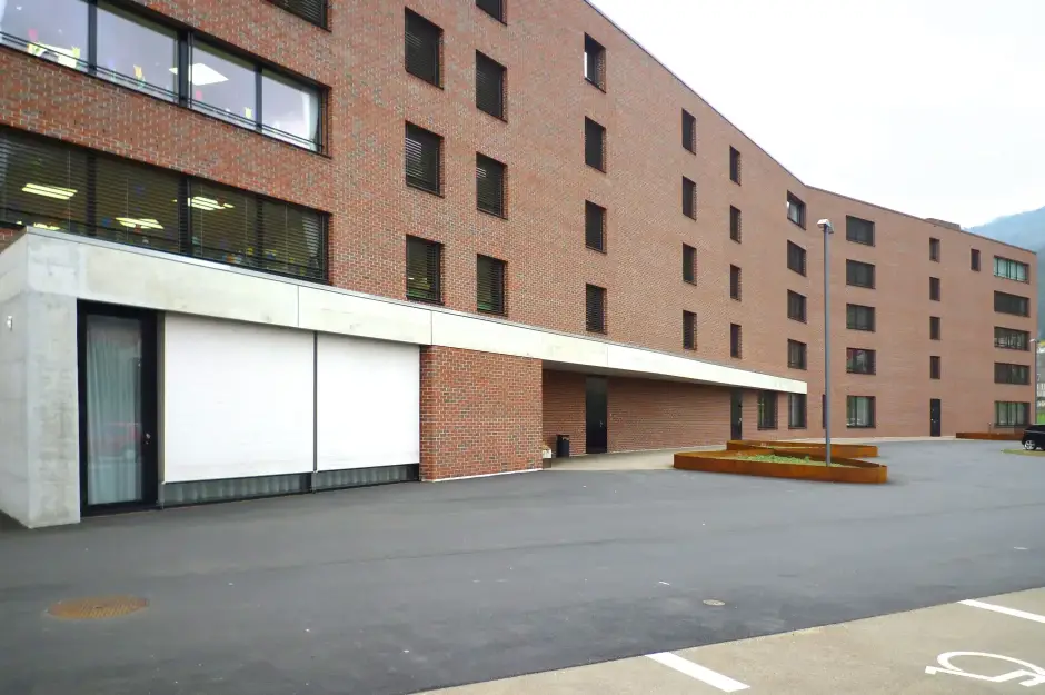 E05 A Foto Aussen Nordostfassade Haupteingang