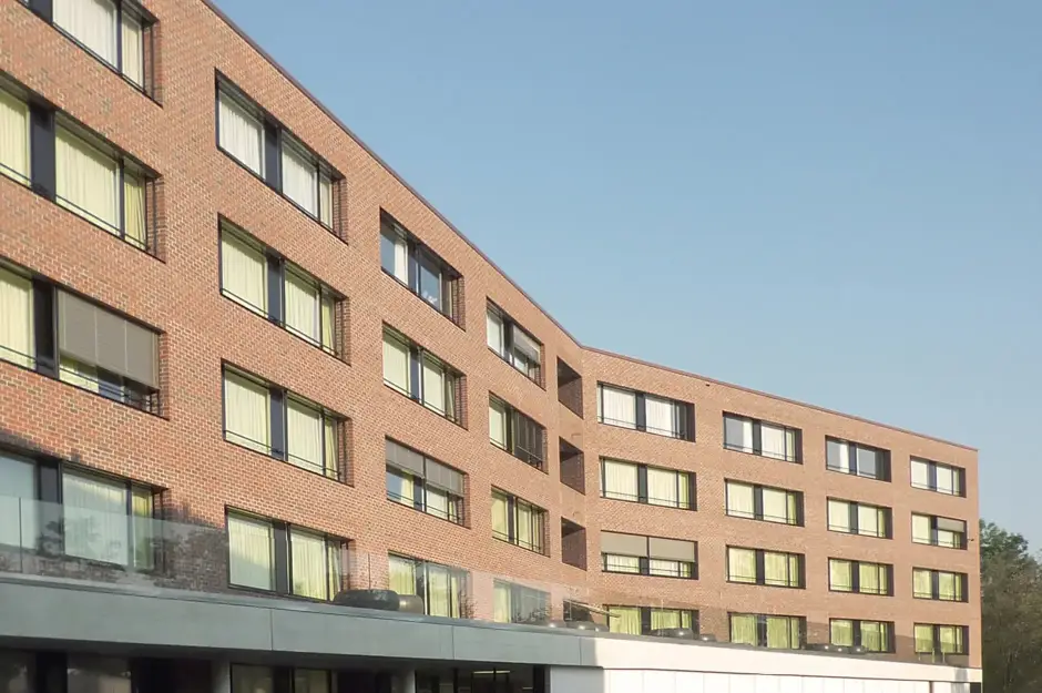 E05 A Foto Aussen Südwestfassade Vordach