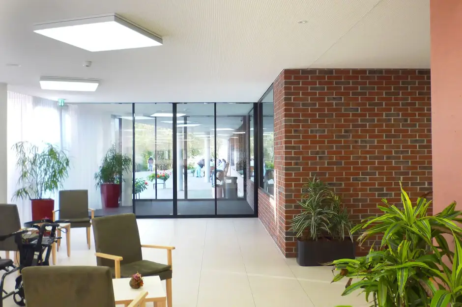 E05 A Foto Innen Haupteingang