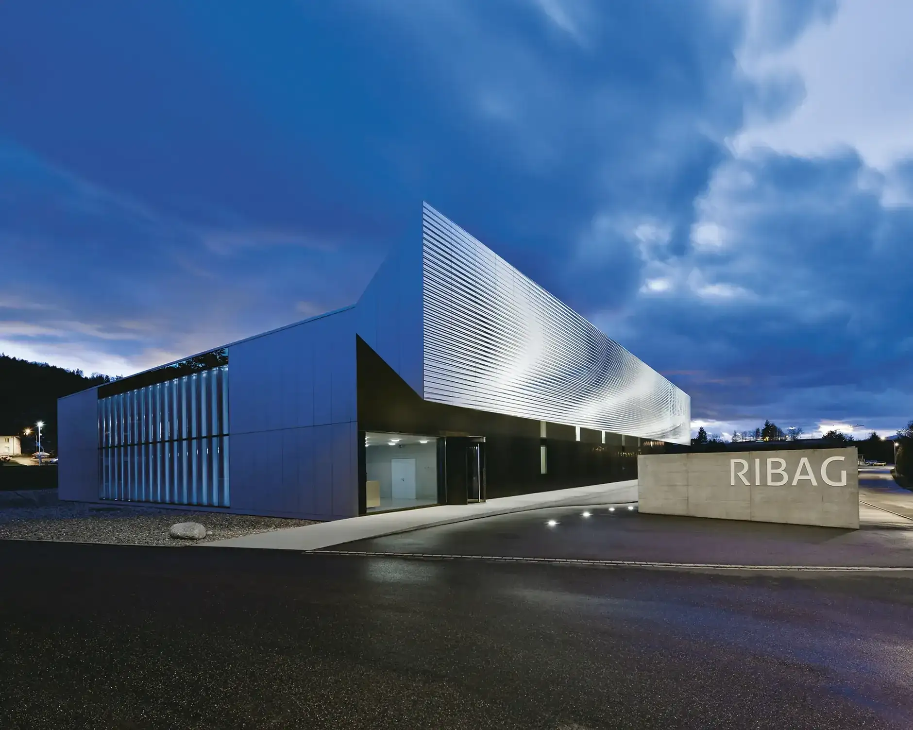 E06 Foto Aussen Nacht Header