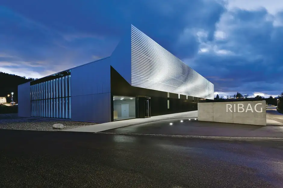 E06 Foto Aussen Nacht