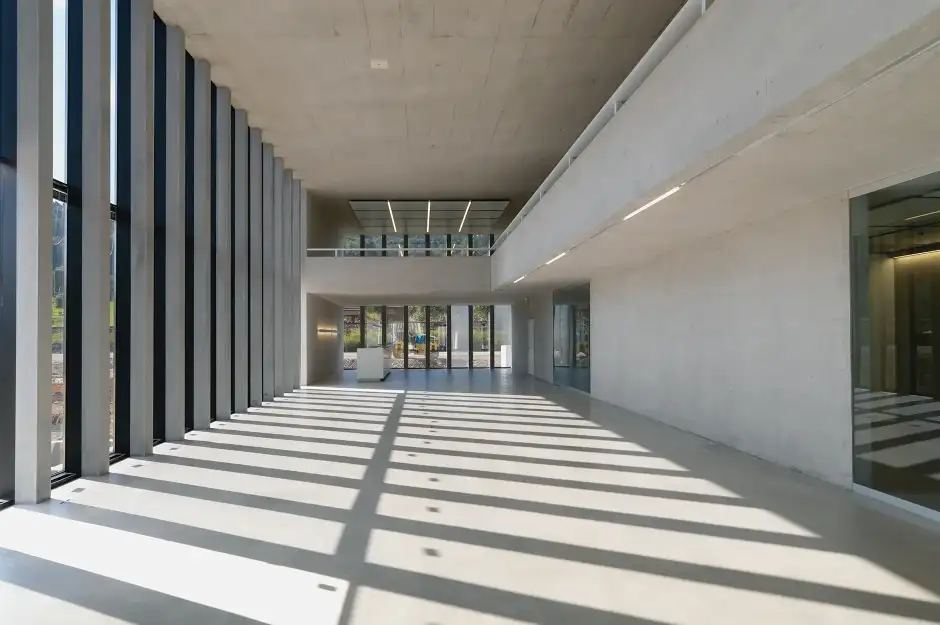 E06 Foto Innen Empfang 02