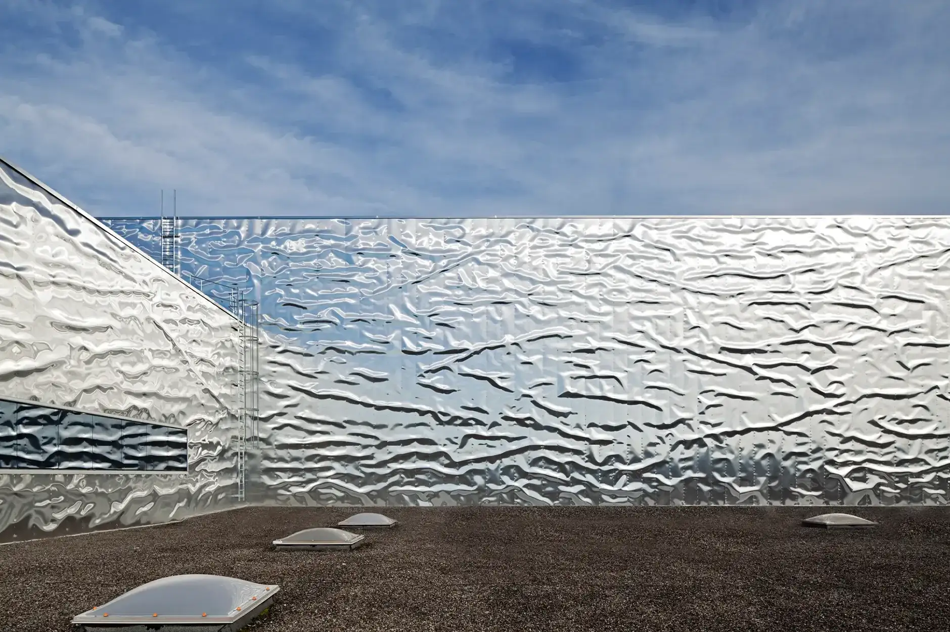 E13 Foto Aussen Dach Nordostfassade 01