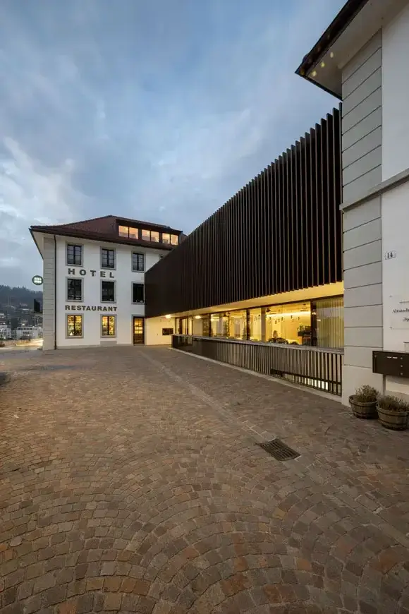 E22 Foto Aussen Vorplatz